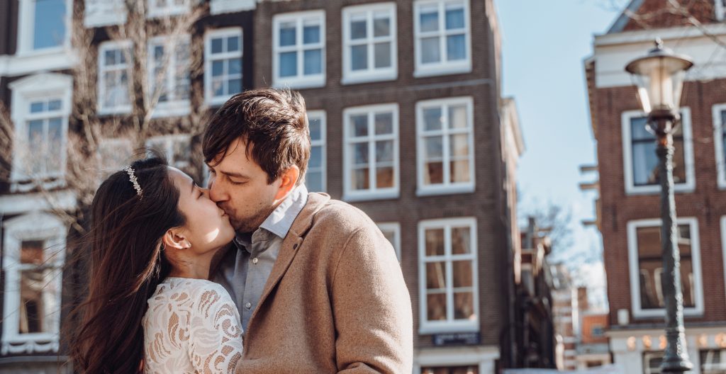 couple in amsterdam kissing